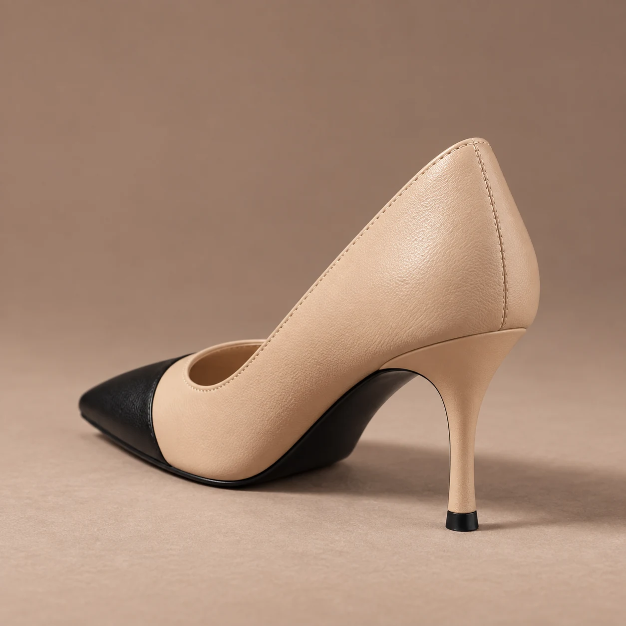 Rear close-up of the beige leather heel counter and 70 mm stiletto heel